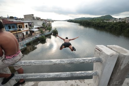 A la altura del puente de la 17, chicos se lanzan al brazo de mar: no saben cómo se están enfermando al tocar esa agua.
