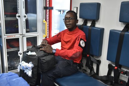 Gabriel Cangá tiene en la ambulancia todo lo necesario para atender estas emergencias.