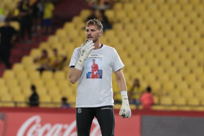 Javier Burrai y una camiseta en homenaje a Justin Cornejo.