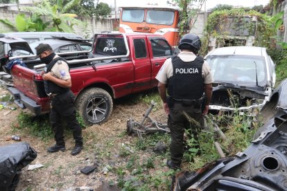 Los carros fueron encontrados en una zona de difícil acceso.