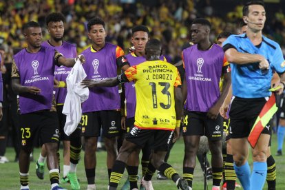 Janner Corozo había hecho el gol y le dieron la camiseta con la foto de Justin Cornejo para darle un homenaje.