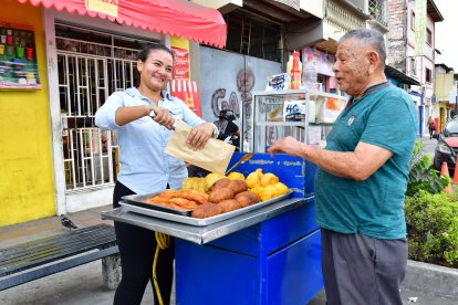 Don Luis le compra bastante seguido a Estefanía por su 