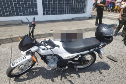 La moto en la que se movilizaba el sospechoso fue recuperada.