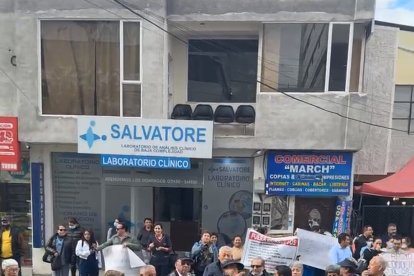 Médicos y trabajadores del Hospital del IESS de Riobamba se unen a la protesta por la escasez de recursos y la mala gestión de la institución