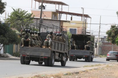 A las 11:00 se vio que dos camiones con militares patrullaban cerca de un centro de salud.