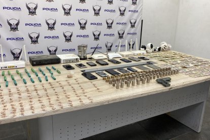 Más de 100 paquetes de drogas fueron presentados como evidencia.