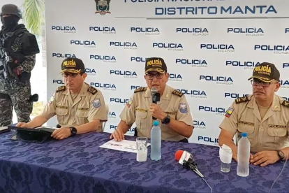 Cesar Zapata, comandante general de la Policía, brindó rueda de prensa en Manta.