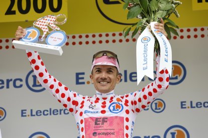 Richard Carapaz de EF Education - EasyPost celebrando al ser el mejor de la montaña en el Tour de Francia.