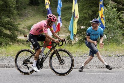 Richard Carapaz de EF Education - EasyPost ya había coronado la montaña.