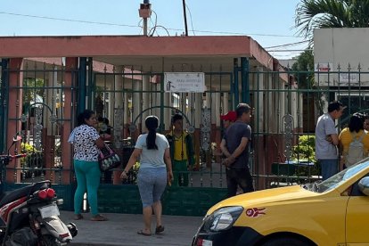 Tras el ataque a los colegiales, en el exterior del plantel hubo caos debido a que los padres corrieron a retirar a sus hijos de la institución.