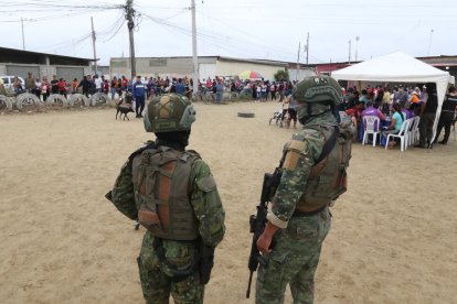 Policías y personal policial resguardaron el sector este viernes.