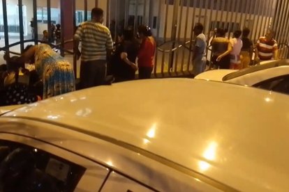 De rodillas, en el exterior del hospital clamaban por la salud del estudiante.