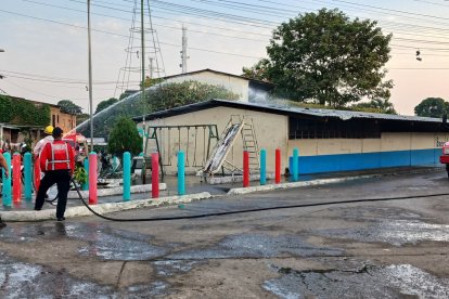 Con una limpieza procuraban retirar algún resto de contaminante en el plantel.