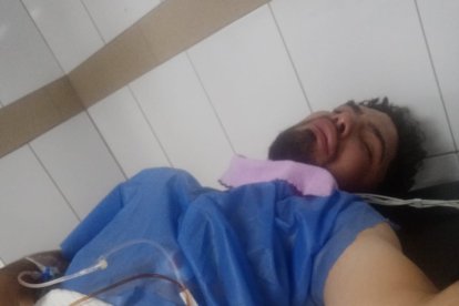 La víctima ya fue llevada a su casa. Allí debe seguir inmovilizado.