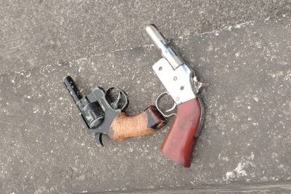 Dos revólveres fueron halladas al sospechoso.