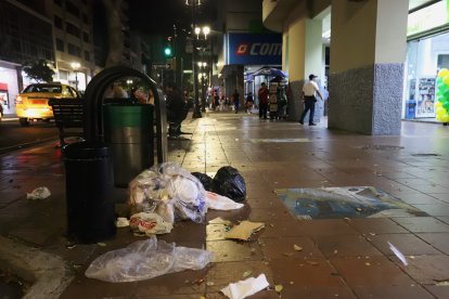 En la 9 de Octubre, del parque Centenario hasta Boyacá, había basura en los pisos, a pesar que  había pasado el recolector.
