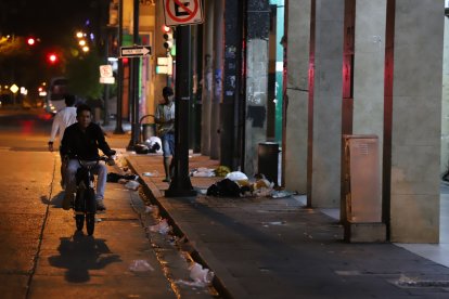 En la calle Lorenzo de Garaycoa, los vecinos caminan por media calle para evitar la suciedad.