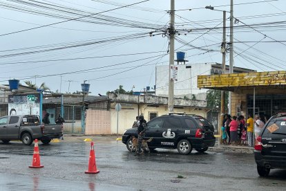 Los atacantes llegaron en dos vehículos y se bajaron con fusiles y pistolas.--