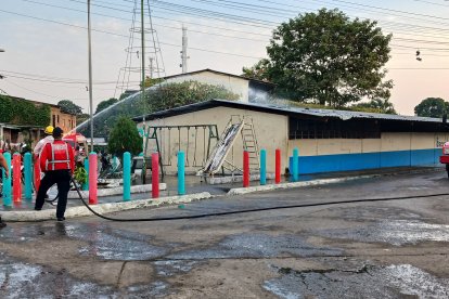 El Cuerpo de Bomberos realizó labores de limpieza del químico.