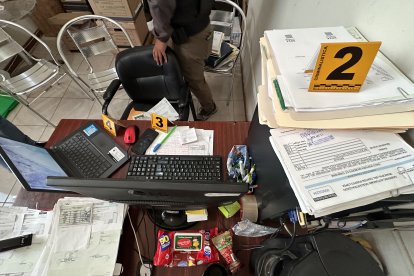 En el sitio se hallaron CPU, 2 Laptops, 7 terminales móviles y documentos relacionados a trámites en Agencia de Tránsito.
