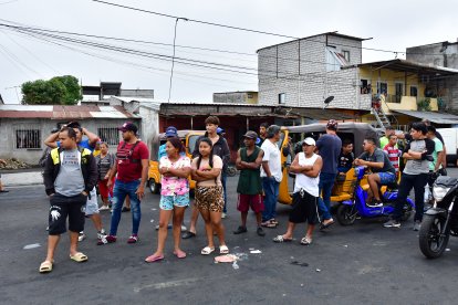En la intersección de las calles 11 y la E, los ciudadanos salieron de sus casas para observar el cuerpo de un hombre dividido en partes.