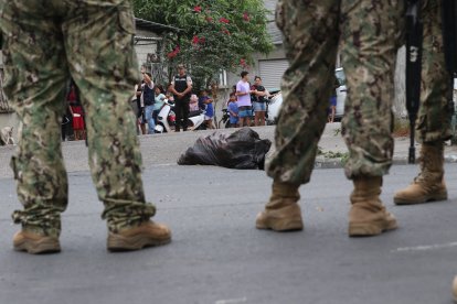 El 10 de julio, un hombre fue encontrado desmembrado en el Guasmo, lo que atrajo a numerosos ciudadanos que salieron a observar la escena.