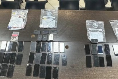 Entre los objetos encontrados constan celulares.