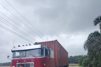 El tráiler quedó con varias huellas de disparos.