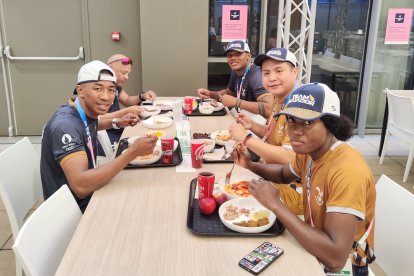 El equipo de boxeo ecuatoriano durante su primer almuerzo en la Villa.