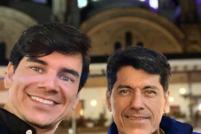 Isaac Delgado y su papá,Carlos Julio Delgado, quien permanece en UCI.