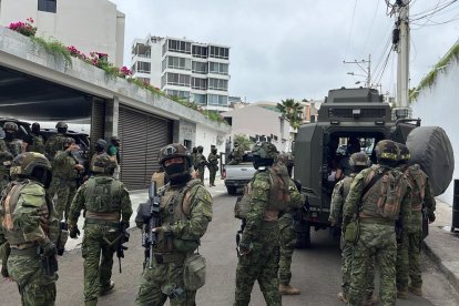 Las fuerzas del orden allanaron varias viviendas en el barrio Umina, de Manta.