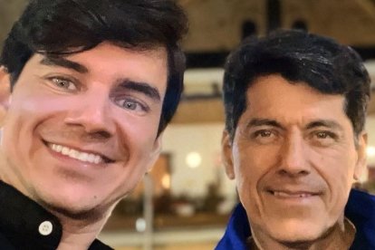 Isaac Delgado y su papá,Carlos Julio Delgado, quien permanece en UCI.