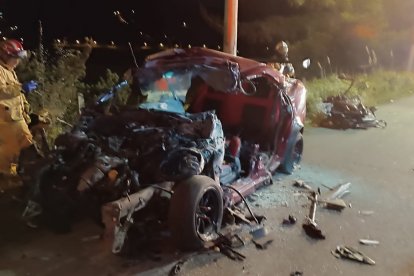 Los ocupantes del automóvil pequeño llevaron la peor parte del tremendo impacto.