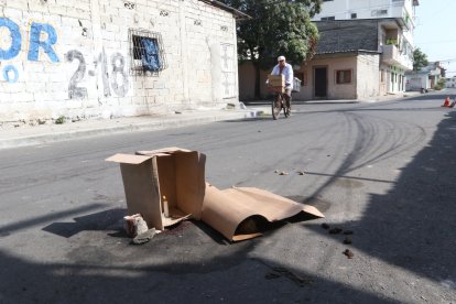 En el lugar del crimen prendieron una vela por la persona asesinada.