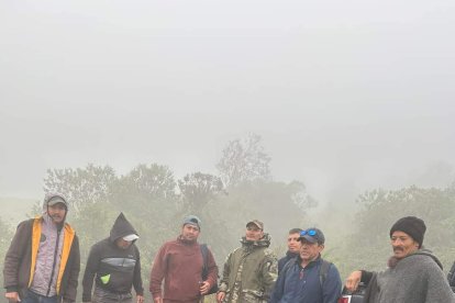 Familiares y amigos empiezan con la búsqueda de los jóvenes desaparecidos.