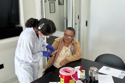 María Quito mientras le toman la muestra de sangre para la prueba de ADN.