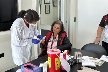 Gladys Torres mientras le toman la muestra de sangre para la prueba de ADN.