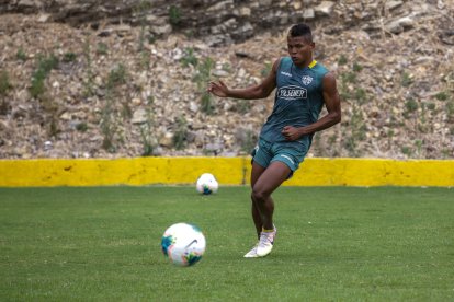 Jancer Bolaños jugó en Barcelona durante la temporada 2020.