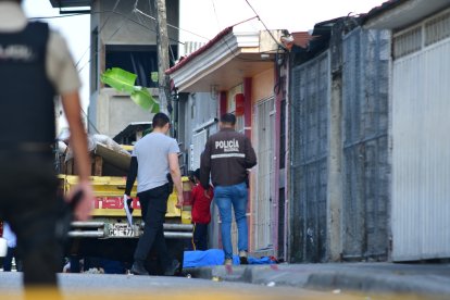 El cuerpo de la víctima quedó tendido en la calzada.