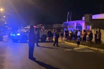 El oficial de policía se dirigía a su vivienda en una motocicleta.