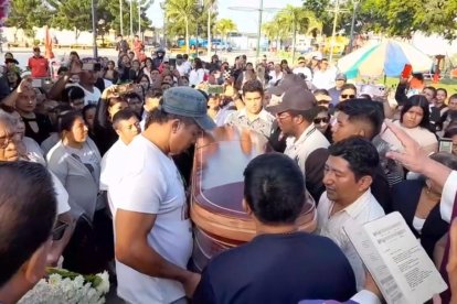 El sacerdote era bien querido en la comunidad.