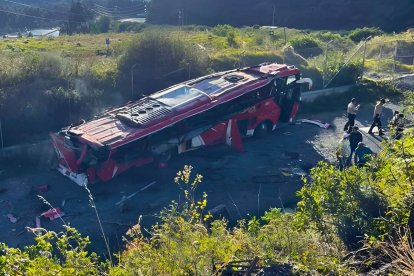 El bus fue extraído del fondo del barranco luego de dos horas.