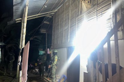 La Policía llegó al lugar y realizó decomiso de varios objetos.