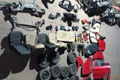 La casa servía como mecánica para desmantelar los vehículos.