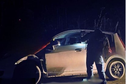 La víctima manejaba el vehículo, fue interceptada en la vía y le impactaron al menos nueve disparos.