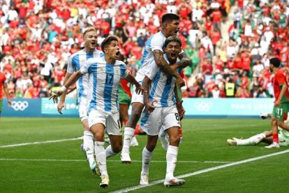 Los jugadores de Argentina celebran con euforia el agónico empate ante la selección de Marruecos.