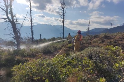 Bomberos locales apaciguaron las llamas en el sitio.