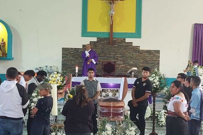 En el templo, los feligreses oraron por el alma del religioso.