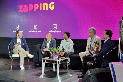 El presidente de LigaPro, Miguel Ángel Loor (segundo desde la izquierda), junto a los representantes de Zapping, Telconet y Xtrim.