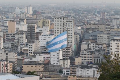 La ciudad es uno de los puertos marítimos del país. Por esta razón, confluyen propios y extranjeros.